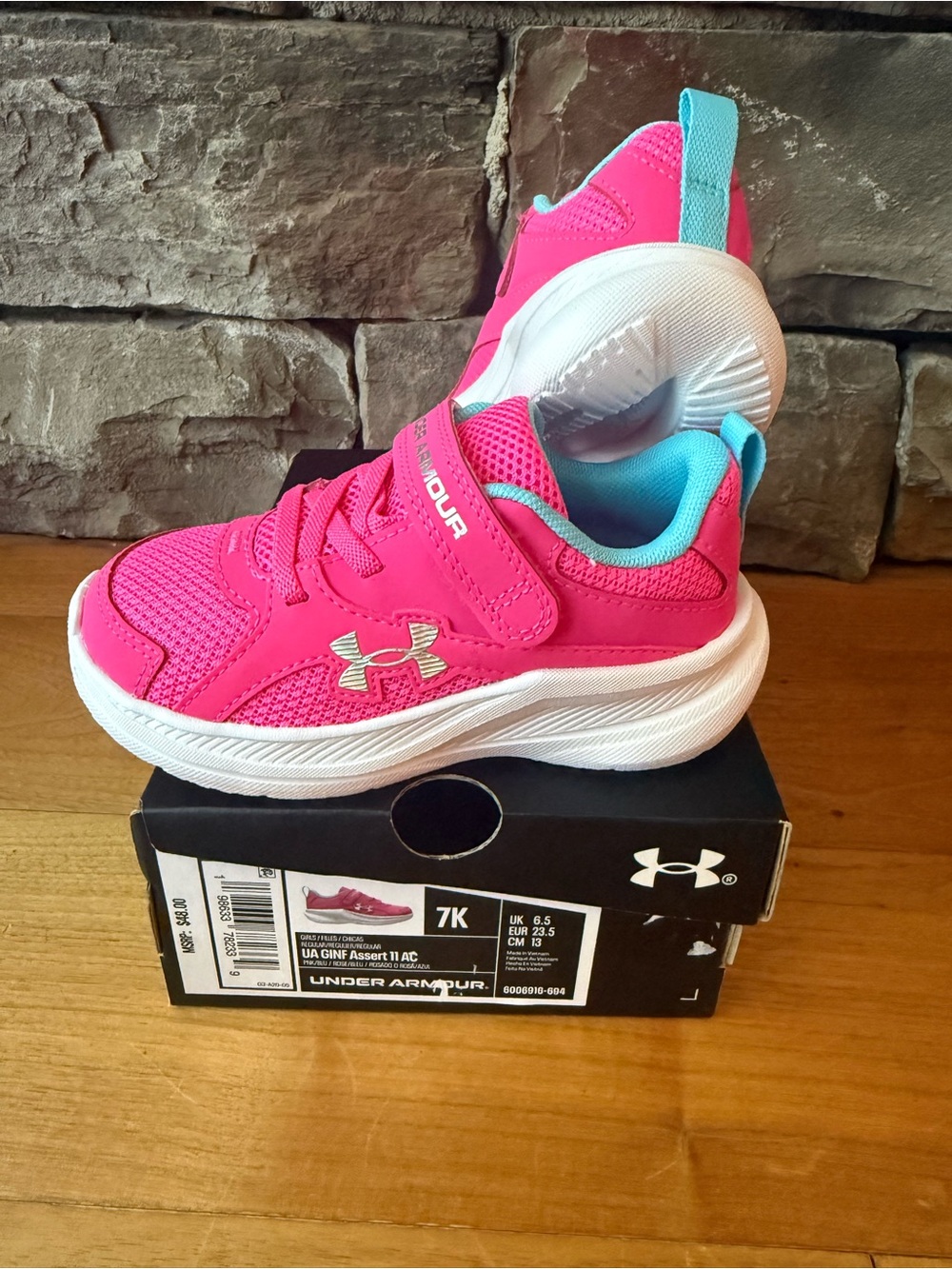 NIB/New Toddler Under Armour shoes 7k